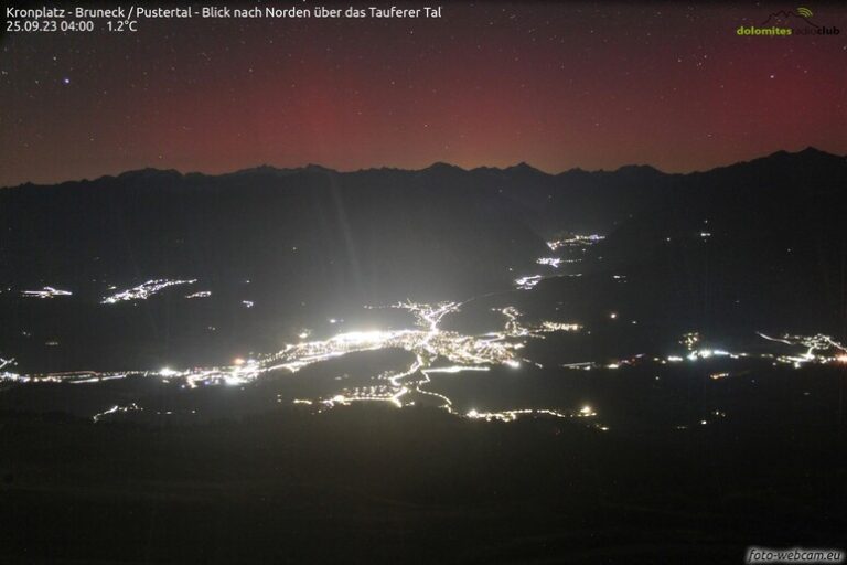 Il Cielo Rosso Nella Notte Una Rara Aurora Boreale Sulle Dolomiti