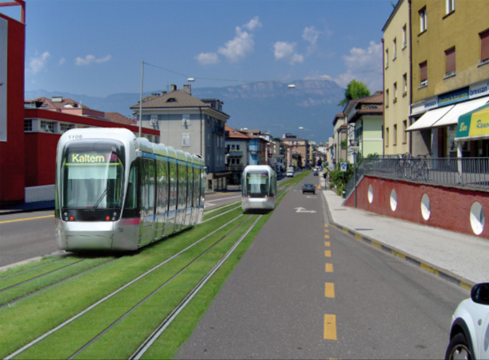 Anziano finisce sotto un tram