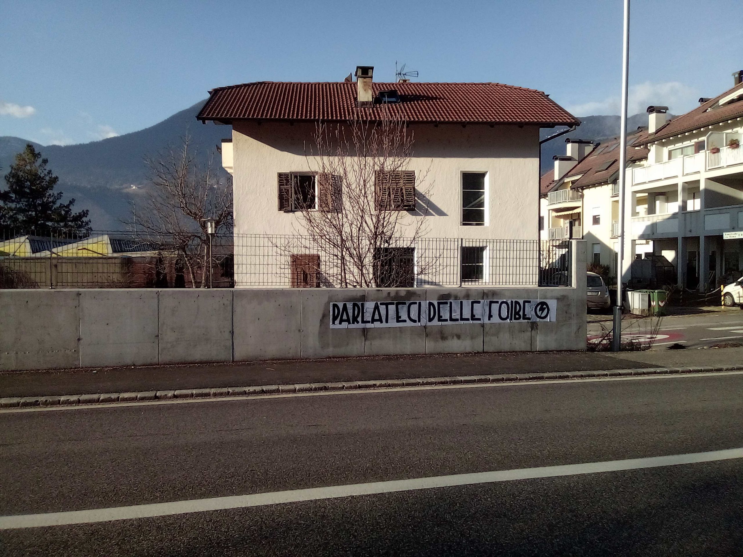 parlateci delle foibe striscioni blocco studentesco bolzano