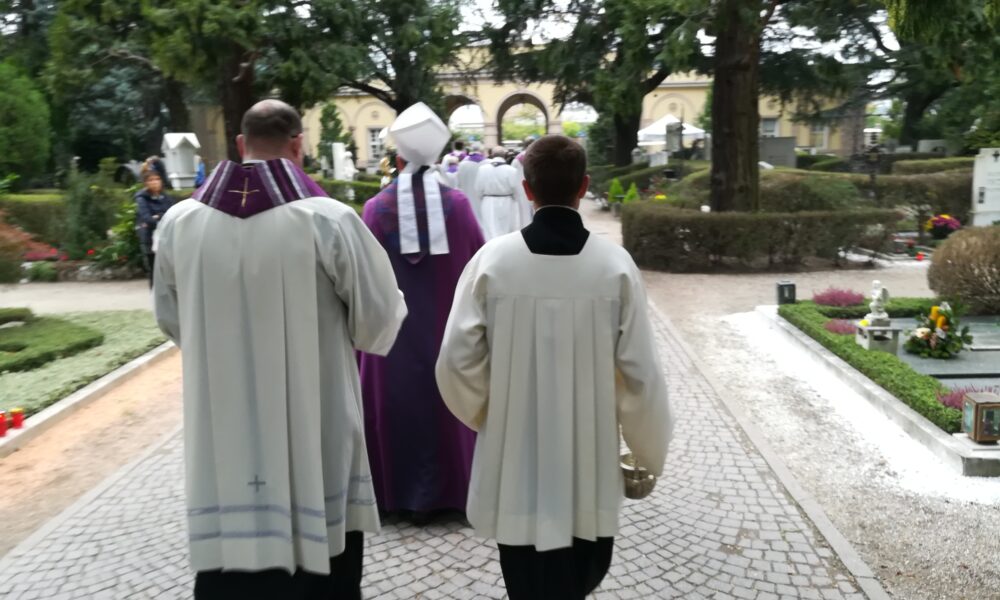 Coronavirus: momenti di preghiera diocesana con il Papa, visita dei vescovi  al cimitero - La voce di Bolzano