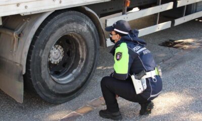 Una vecchia paletta dei vigili sul cruscotto per sostare in zona vietata:  57enne bolzanino denunciato dalla Municipale - La voce di Bolzano