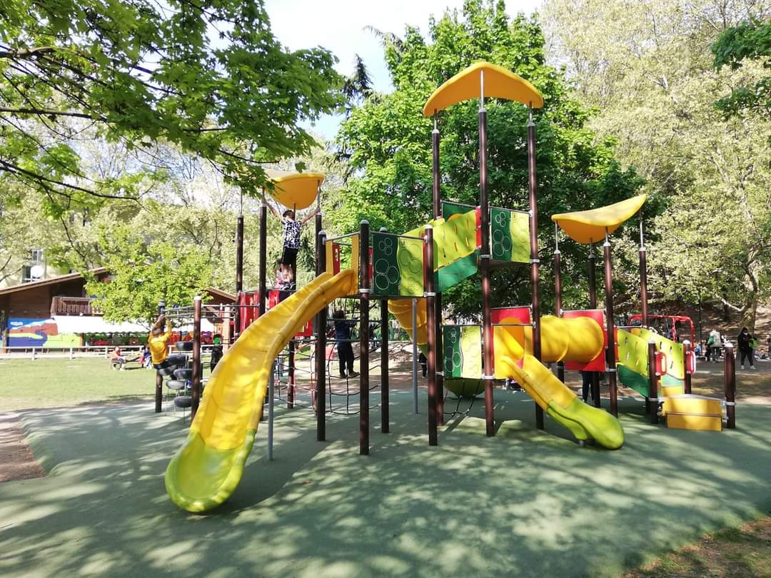 I Bambini Si Divertono Nel Parco Giochi Un Bambino Di 3 Anni E Una Bambina  Di 4 Anni Caucasica Giocano In Un Parco Giochi In Una Piccola Città Della  Finlandia Foto stock 